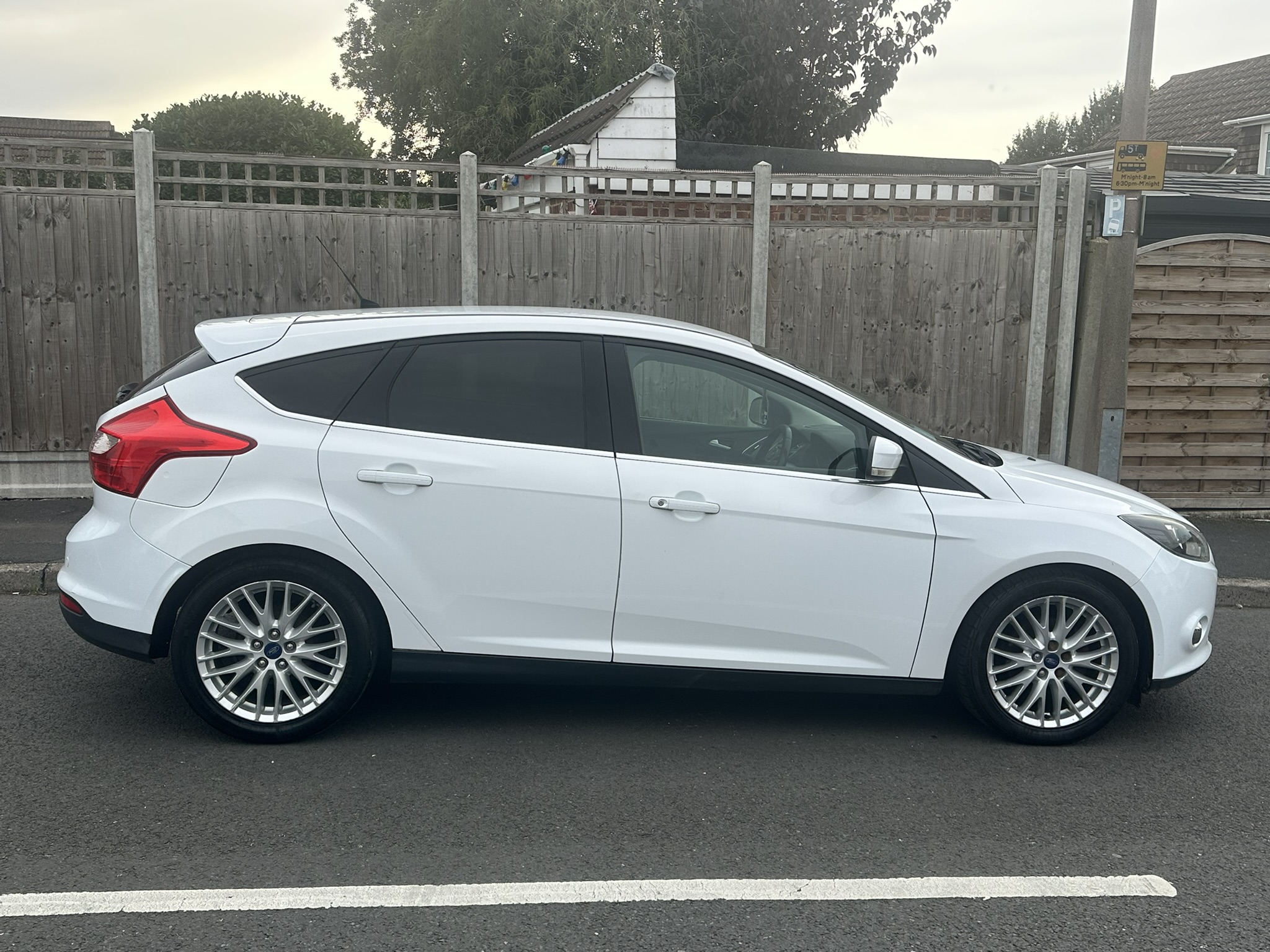 Ford Focus 2013 in a good condition, very well looked after, recently serviced oil and filter changed, 3 owners only from new. Long MOT 11/06/2027 3 month warranty for free or 6 or 12 months for a little contribution. you can remove the seat cover but it will need a valet. small crack on the windshield but doesn’t affect the driving or MOT for more information please get in touch. OsvAuto quality is our priority