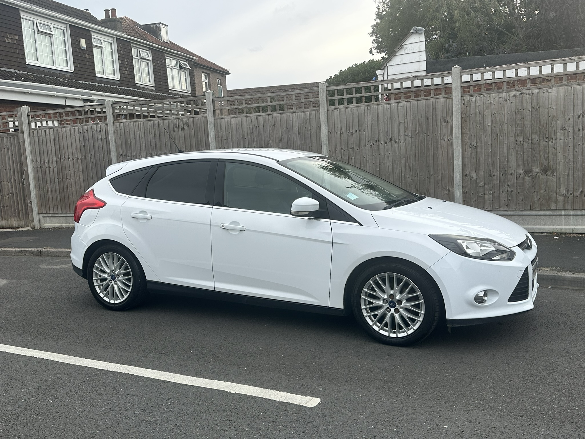 Ford Focus 2013 in a good condition, very well looked after, recently serviced oil and filter changed, 3 owners only from new. Long MOT 11/06/2027 3 month warranty for free or 6 or 12 months for a little contribution. you can remove the seat cover but it will need a valet. small crack on the windshield but doesn’t affect the driving or MOT for more information please get in touch. OsvAuto quality is our priority